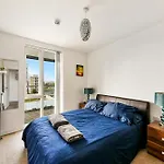 Stunning 2 Bed 2 Bath Apartment In Canary Wharf