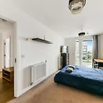 Stunning 2 Bed 2 Bath Apartment In Canary Wharf