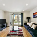 Stunning 2 Bed 2 Bath Apartment In Canary Wharf