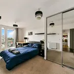 Stunning 2 Bed 2 Bath Apartment In Canary Wharf