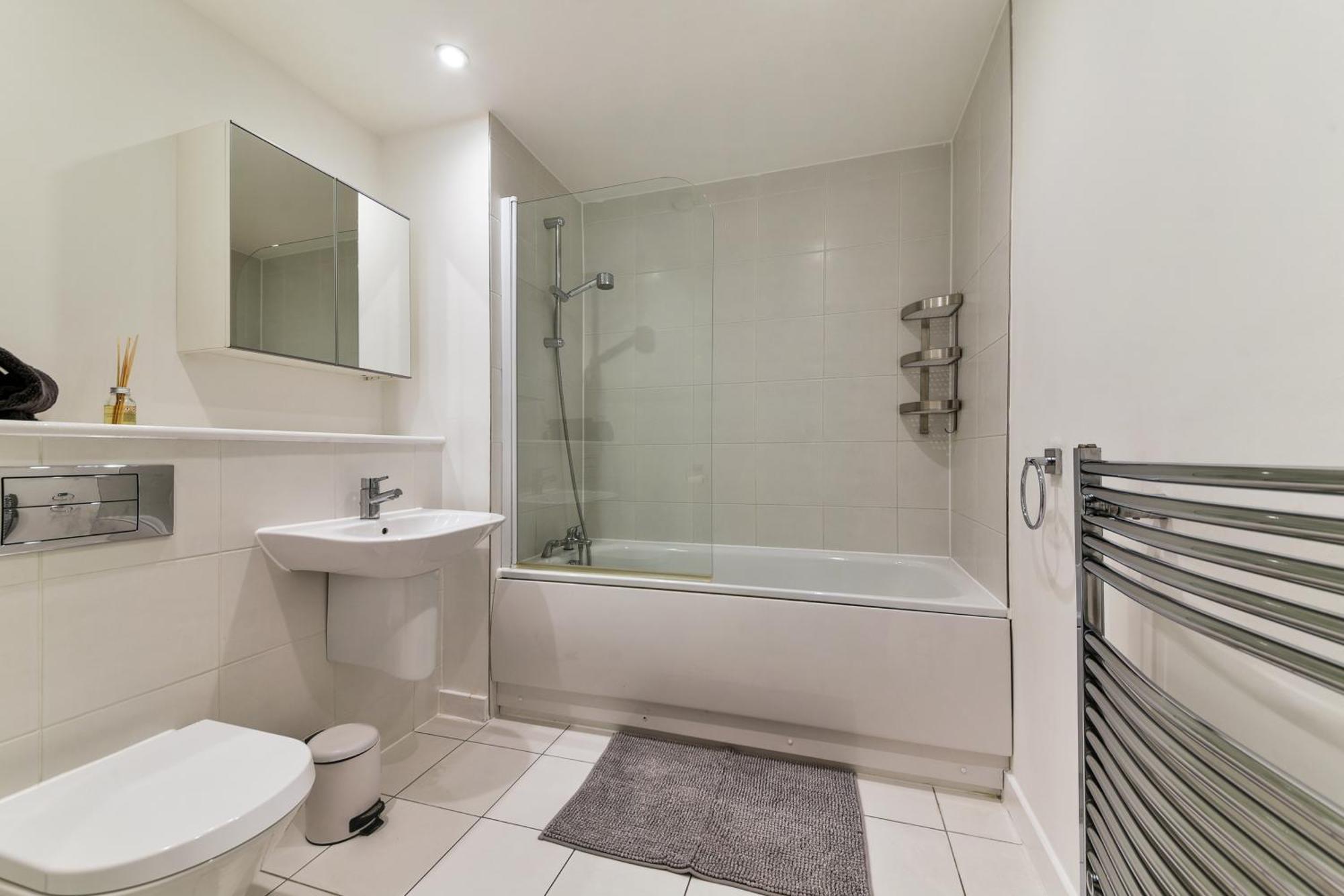 Stunning 2 Bed 2 Bath In Canary Wharf Apartment London